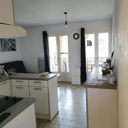 Avec Piscine Dans Un Apartment *